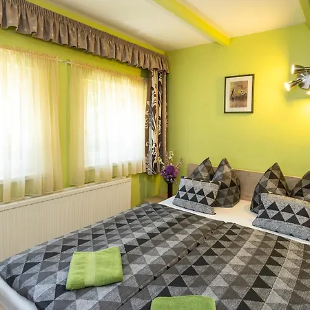B&B Cecey Vendeghaz